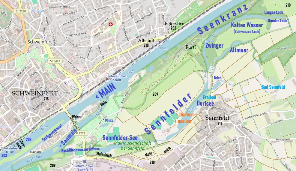 Staustufe (links unten), Schleuse im Schleusenkanal und zwei weitere Wehre stauen den Main-Hauptarm auf. Der Saumain dient der Staustufe als Notablauf. Bei sehr großen Hochwassern wird zudem der Sennfelder Seenkranz durchströmt und wieder, wie in historischer Zeit, zu einem weiteren Nebenarm des Mains. Der Maindeich (unten) schützt die südlichen Gebiete (Hafen-Ost, Sennfeld-West) vor Überschwemmungen.