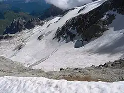 Die Normalroute von oben gesehen mit Aufstiegsspuren. Die Route wurde im unteren Teil vom Lawinenkegel erfasst (Aufnahme von 2013).