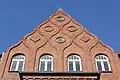 barockartiger Zwerchgiebel mit fischblasenförmigen Ornamenten, dem Jugendstil ähnlich, am Gebäude Marienstr. 22[1]