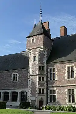Schloss Gien an der Loire, 1494–1500, Kielbogen­portal, Korbbogen­arkade, Kreuzstockfenster ohne Attiken