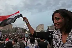 Ibrahim schwenkt bei einem Protest im Februar 2011 in einer Menschenmenge eine kleine ägyptische Flagge