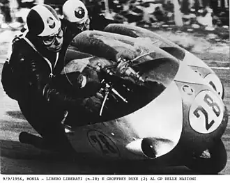 Liberati (28) und Duke in der Parabolica-Kurve. Beide auf Gilera, Monza 1956