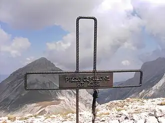 Gipfelkreuz des Pizzo Cefalone, im Hintergrund der Pizzo d’Intermesoli