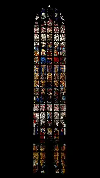 Glasfenster am Ende des Chores mit Verkündigungsszene (oben), Geburtsszene (mittig) und Beschneidungsszene (unten)