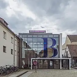 Modernes Außenfassade aus Glas mit großem Buchstaben "B"