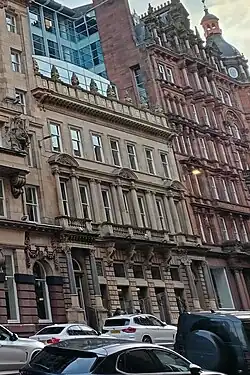 Baudenkmäler von vorne in Farbe.