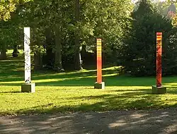Vom Verein aufgestellte Glasstelen im Kurpark Bad Münder