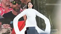 Marina Abramović inszeniert sich am Glastonbury Festival 2024 als lebendes Peace-Zeichen