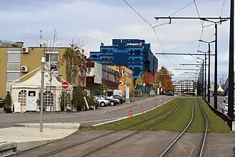 Flughofstrasse mit den Geleisen der Glattalbahn