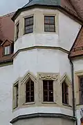 Stabwerkfenster der Frührenaissance um 1527–1534 am Schloss Hinterglauchau, das Renaissance-Stabwerk sind die das Fenster teilweise „umrahmenden“ geraden „Profilstäbe“.