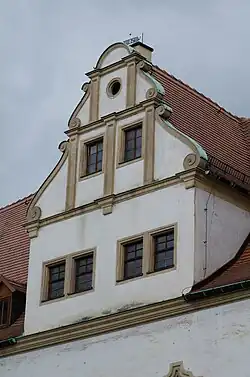 Zwerchhaus des Ostflügels mit Voluten, wohl um 1604 entstanden