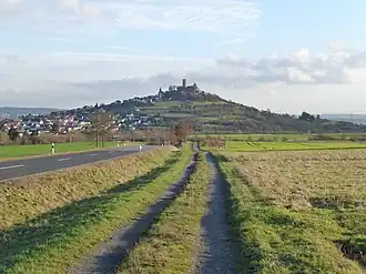 Blick von der Landesstraße 3047 südsüdostwärts zum Gleiberg