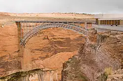 Die Glen-Canyon-Brücke mit Besucherzentrum (Nord-West-Ansicht)