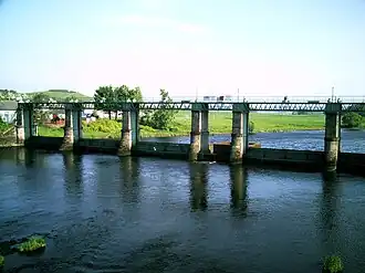 Wehr von Glenlochar mit Gebäuden im Hintergrund