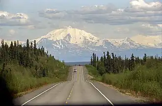 Blick von Westen auf den Mount Drum; im Vordergrund der Glenn Highway