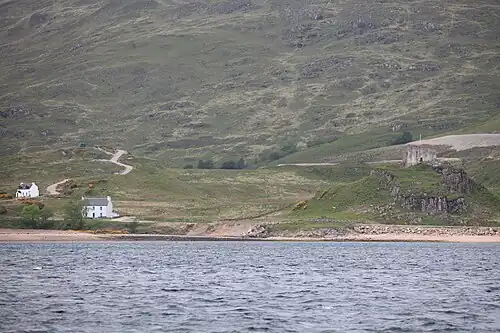 Glensanda und Port a' Chaisteil mit Schlossturmrest