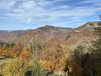 Sengalenkopf (Bildmitte) und Brenntkopf (rechts dahinter) über dem Prägbachtal