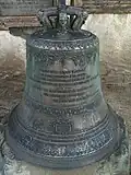 Alte Glocke von 1755 auf dem Friedhof vor der Kirche