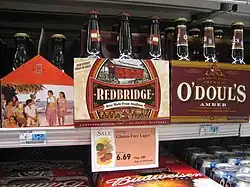 Als glutenfrei ausgewiesenes Bier aus Sorghum in einem amerikanischen Supermarkt