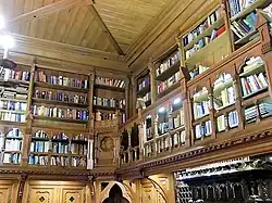 Holzgetäfelte Bibliothek