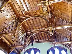 Kassettierte Holzdecke mit geschnitzten Holzstützen und -Rundbögen