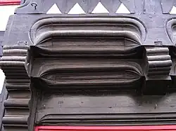 Spätgotisches Füllholz mit darüber liegener Fachwerkschwelle in Form von Schiffskehlen (Göttingen, Barfüßerstraße 12)