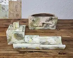 Tintenfass mit Löschwiege von Goebel im Stil des Art-Deco, mit einer originalen Papieretikette und mit Manufakturmarke (ab 1923). Dekor sog. "Marmorierung".