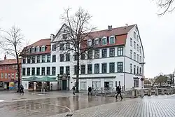 Ansicht der Fassade zur Goethe-Alle und der Schmalseite zum Leinekanal (Aufnahme 2018)