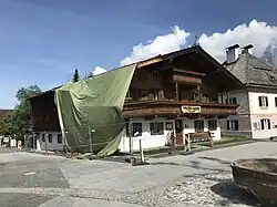Gasthof „Wilder Kaiser“ nach der Beschädigung bei der Aufstellung eines Maibaums am 30. April 2024