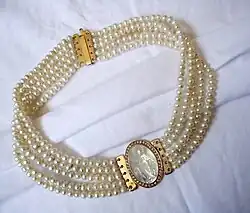 Aufwändiger Choker mit brillantbesetzter Gemme