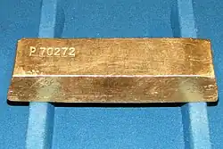 Goldbarren mit einem Gewicht von ca. 12,44 kg. Goldbarren dieser Größe befinden sich meist nur im Besitz von Zentralbanken.