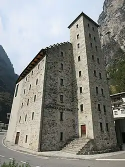 Stockalperturm Der in Beton neu aufgebaute Teil des Turmes links ist gut sichtbar