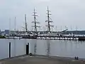 Die Gorch Fock an der Neuen Blücherbrücke im Bootshafen in Mürwik.
