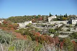 Am Fuße des Felsens