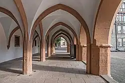 Offene Halle im Erdgeschoss