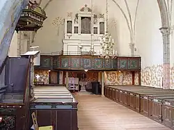 Blick vom Altar in das Kirchenschiff