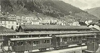 Rechts neben dem zweiachsigen Wagen