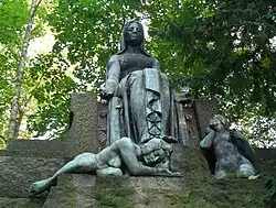 Schwermütige Frauen auf dem Grabmonument im Laehr’schen Privatfriedhof im Schönower Park
