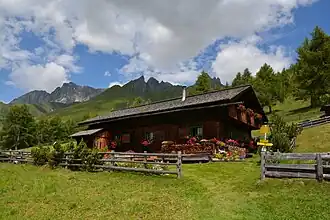 Gebäude der Gottschaunalm von Südosten.