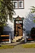 Eingang eines Hauses bei der Kirche