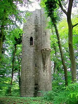 Scheinbar mittelalterlicher Turm aus Stahlbeton, heute ein Hotel