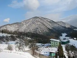 Gegen den Govško brdo, vorne die Deponie