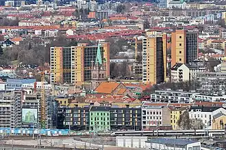Foto von dichter städtischer Bebauung mit vielen Wohnblocks
