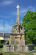 Dreifaltigkeitssäule mit den Statuen des hl. Johannes von Nepomuk, des hl. Florian und des hl. Donatus in Zelená (Grün), OT von Malkov (1726)
