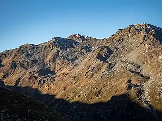 In der Mitte die Grünbergspitze von Nordosten, links die Grafmartspitze, rechts das Rosenjoch