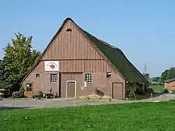 Hof Hellgrund - Koelbel - Fachhallenhaus mit Anbau - Dorfstraße 6753.700729.64861Foto: 2007
