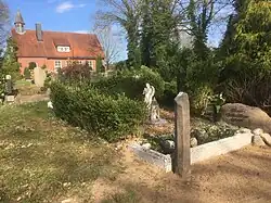 Grab von Mario Oehlschläger mit dem Bugenhagenhaus im Hintergrund.