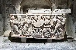 Seitliche Ansicht eines Wannensarkophags aus hellem Marmor mit figürlichen Reliefdarstellungen, die meisten Motive noch sehr gut erhalten.