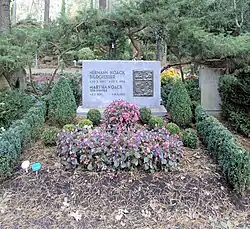 Grabstätte, Hüttenweg 47, in Berlin-Dahlem