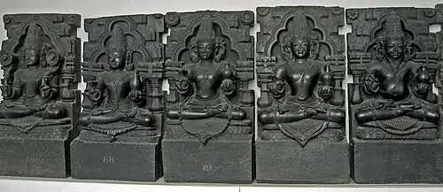 Navagraha-Skulpturen aus dem Sonnentempel von Konark (British Museum). Von links nach rechts: Surya, Chandra, Mangala, Budha, Brihaspati, Shukra, Shani, Rahu, Ketu.